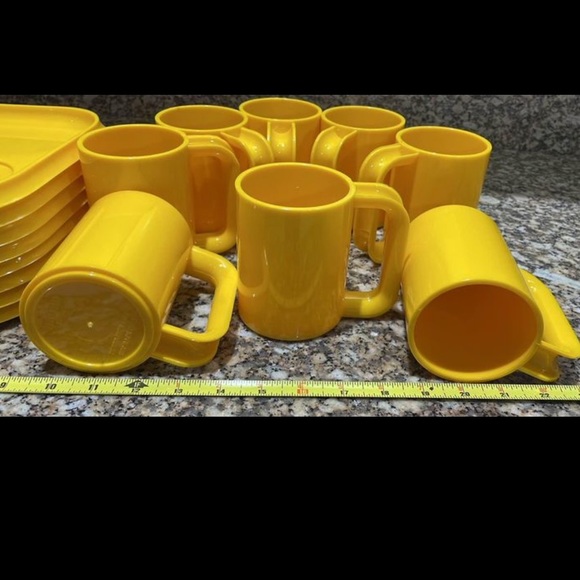 Vintage Ingrid Chicago yellow plastic mugs & plates - Set of 8 - Picture 4 of 4